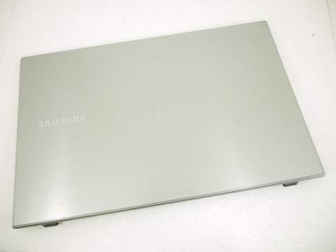 Крышка экрана матрицы от Samsung NP300V5A, серебристая